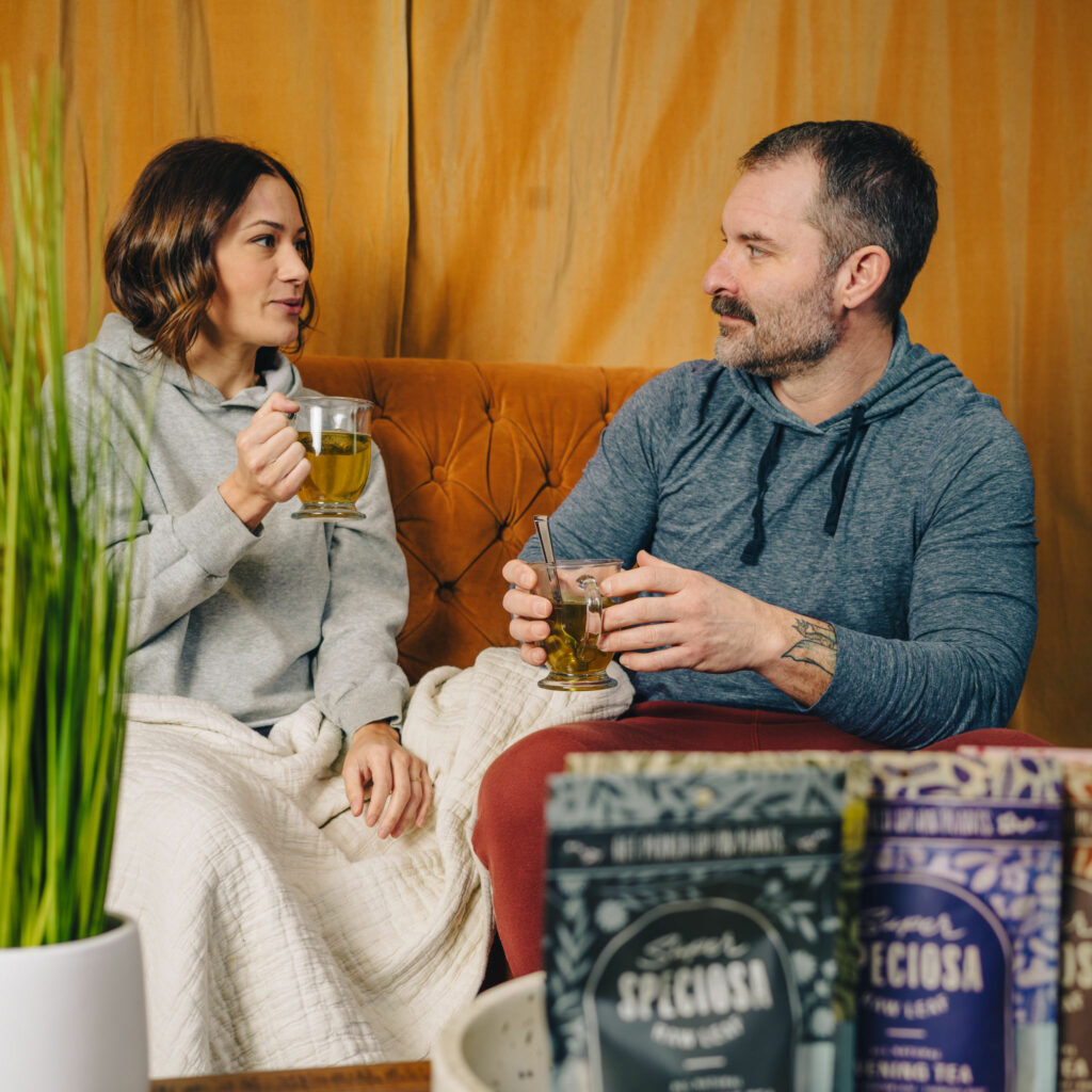 couple drinking kratom tea