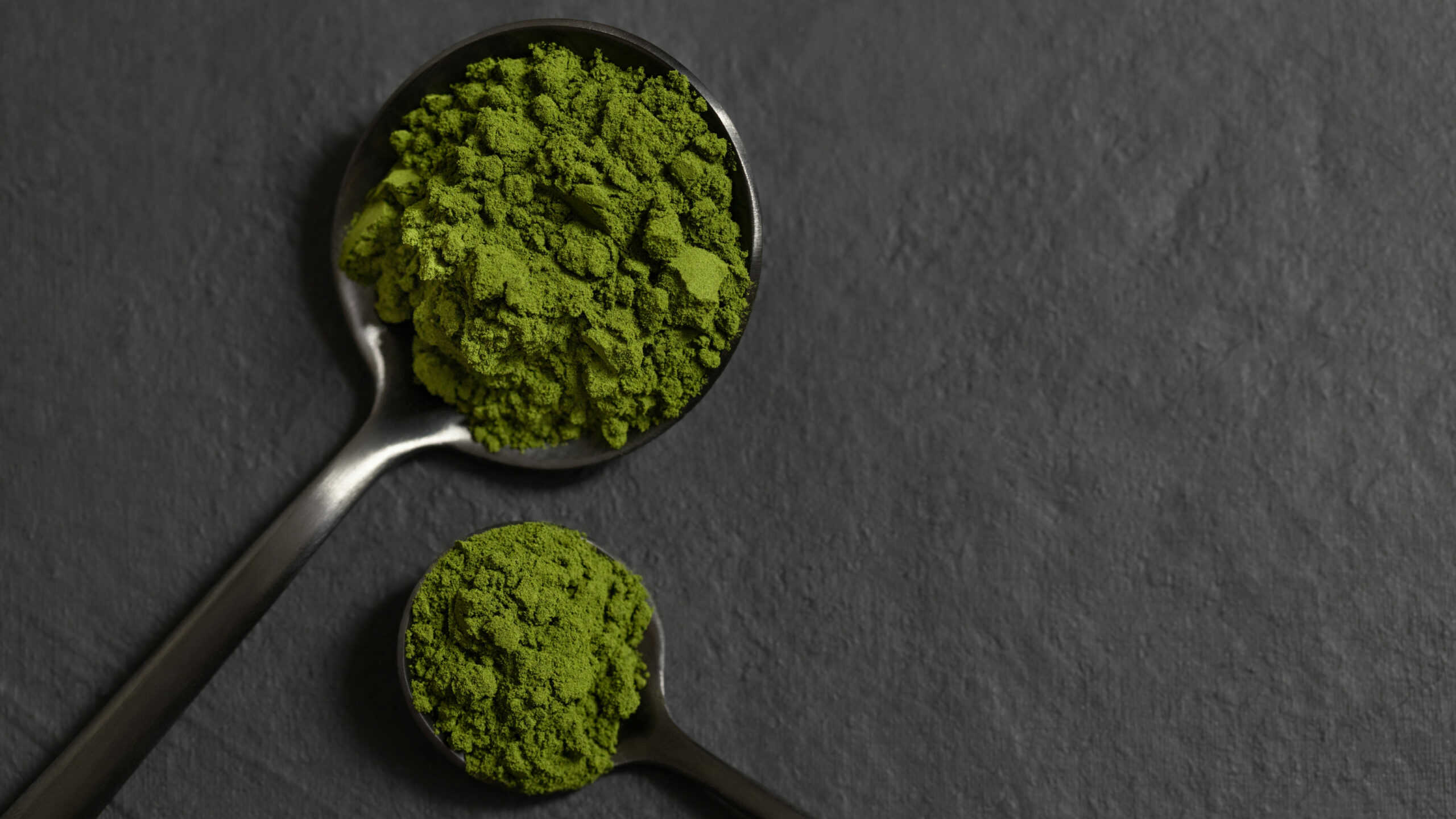 Kratom powder in teaspoon and tablespoon. How many grams of kratom powder are there? Read this blog to find out.
